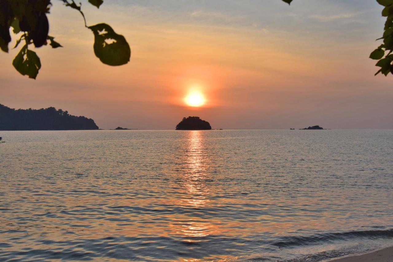 Avi Pangkor Beach Resort Kampong Pasir Bogak Kültér fotó